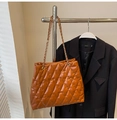 Nahaufnahme der braun gesteppten Kunstledertasche mit Details zum Ketten-Schultergurt - Orange