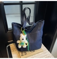 Donkerblauwe denim shopper met pluche puppy hanger en zijzakken voor damesmode - Met Hanger / Blauw