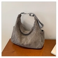 Dettaglio ravvicinato della borsa a tracolla in velluto a coste grigio con texture - Grigio