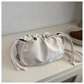 Détail du sac nuage blanc plissé avec fermeture à cordon et bandoulière chaîne - Blanc