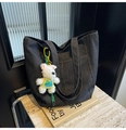 Detail van donkere denim shopper met contrasterende stiksels en pluche beer hanger - Met Hanger / Zwart