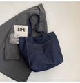 Donkerblauwe denim shopper met contraststiksels en voorvak voor dagelijks casual gebruik - Zonder Hanger / Blauw