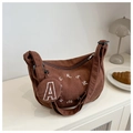 Gros plan du sac croissant en velours côtelé marron avec mini porte-monnaie rond et broderie - Marron