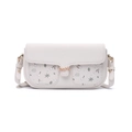 Dettaglio della borsa a tracolla crema con tasche stampa foglie e fibbia dorata - Beige