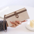 Detailaufnahme der langen Brieftasche mit beige-braunem Farbblock und abnehmbarer Handschlaufe - Elfenbein