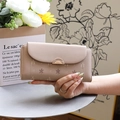 Dettaglio del portafoglio beige con stampa a foglie e chiusura in metallo dorato semitondo - Albicocca
