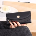 Portafoglio lungo da donna in pelle PU nera con chiusura a scatto rotonda dorata - Nero