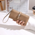 Detailansicht der khakifarbenen Damen-Geldbörse mit Twill-Stoff und Metallschnalle - Khaki