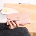 Dettaglio del portafoglio in ecopelle rosa con fibbia dorata e cuciture di precisione - Rosa