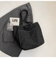 Detail van zwarte denim shopper met witte contraststiksels op grijze blazer achtergrond - Zonder Hanger / Zwart