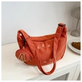 Détail du sac demi-lune en velours côtelé orange avec broderie et petit porte-monnaie - Orange
