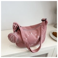 Détail du sac croissant en velours côtelé rose avec broderie et breloque assortie - Rose