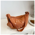 Détail du sac croissant en velours côtelé orange avec broderie et mini porte-monnaie - Marron