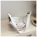 Dettaglio della borsa hobo in velluto a coste bianco con ricamo rosso e portamonete - Bianco