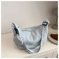 Détail du sac cabas en velours côtelé bleu clair avec broderie et petite pochette ronde - Bleu