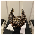 Detailansicht der Handtasche mit Leopardenmuster und goldener Metallschnalle aus Kunstleder - Braun