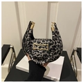 Modische Halbmond-Handtasche mit Leopardenmuster, goldenen Beschlägen und elegantem Griff - Schwarz