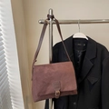 Vintage donkerbruine suède schoudertas met gespklep en een verstelbare schouderriem - Bruin
