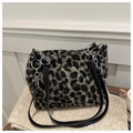 Detail der Leopard-Plüschtasche mit silbernen Metallringen und schwarzem Schultergurt - Schwarz