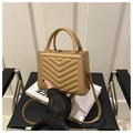Detalle de textura acolchada en espiga en bolso de piel PU beige con herrajes dorados - Caqui