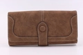Detailansicht der braunen Wildleder-Geldbörse mit kontrastierenden Doppelnaht-Details - Langer Stil / Kaffeebraun