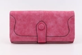Detail der rosafarbenen langen Brieftasche mit weißen Nähten und Druckknopfverschluss - Langer Stil / Rosenrot