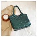 Vue détaillée du sac cabas matelassé vert foncé avec texture bouffante et larges bandoulières - Vert