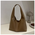 Detailansicht der gewebten Textur und des dunkelbraunen Leders der großen Hobo-Tasche - Khaki