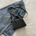 Mini Umhängetasche aus schwarzem Lackleder mit Rautensteppung und goldenen Details - Schwarz