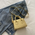 Schicke Mini-Handtasche aus goldenem Lackleder mit Rautensteppung und Rundgriffen - Gold