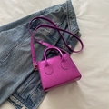 Metallisch-lila Mini-Stepptasche aus Lackleder mit glänzendem Finish und Schultergurt - Lila