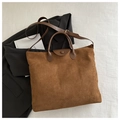 Borsa tote in camoscio marrone con manici in pelle e patta per uno stile autunnale - Marrone