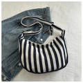 Donkerblauw gestreepte canvas crossbodytas in halve maanvorm met verstelbare riem - Blauw