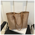Detalle del bolso tote de ante grande con asas de cuero marrón y remaches metálicos - Caqui