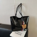 Sac fourre-tout minimaliste en cuir noir brillant avec un joli petit ours en peluche - Avec Pendentif Ours / Noir
