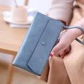 Damen-Brieftasche in Blaugrau aus Kunstleder mit Handschlaufe und Logo-Prägung - Blau