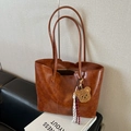 Grand sac cabas marron caramel avec pendentif ourson et texture en cuir brillant - Avec Pendentif Ours / Marron