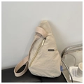 Detailansicht der leichten beigen dreieckigen Crossbody-Brusttasche mit verstellbarem Gurt - Khaki