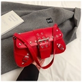 Borsa a spalla in pelle rossa stile punk con borchie argentate e fibbie in metallo - Rosso
