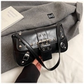 Borsa a tracolla nera stile punk con borchie argentate e fibbie su similpelle lucida - Nero