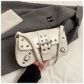 Borsa a spalla chic bianco crema con rivetti metallici e fibbie decorative in stile punk - Bianco