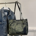 Chique olijfgroene tote bag met krantenprint en zilveren ketting schouderbanden - Groen