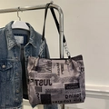 Chique shopper met vintage krantenprint en een stijlvolle metalen kettingriem - Paars
