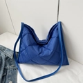 Bolso tote acolchado azul real con costuras de diamante y correas finas de hombro - Azul