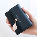Tarjetero negro mate para mujer con colgante de hoja rosa y diseño plegable fino - Negro