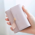 Cartera de acordeón lavanda para mujer con elegante colgante de hoja y hebilla - Rosa