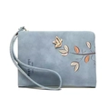 Kurze Morandi-blaue Brieftasche aus mattem PU-Leder mit Vogelstickerei und Handschlaufe - Himmelblau