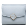 Cartera corta azul claro de piel texturizada con un cierre metálico de trébol - Azul Celeste