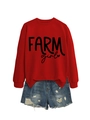 Dettaglio della stampa Farm Girl su felpa rossa con pantaloncini di jeans - S / Rosso (Carattere Nero)