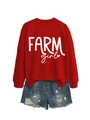 Dettaglio della felpa rossa girocollo con stampa Farm Girl e pantaloncini in denim usurati - S / Rosso (Carattere Bianco)